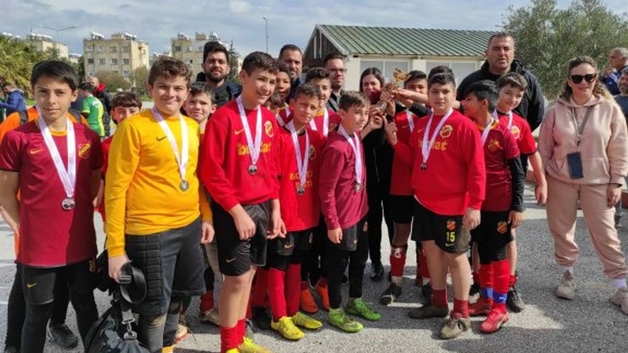 Raif Özgüren U12 Turnuvası şampiyonu Urcan Vangöl Akademi