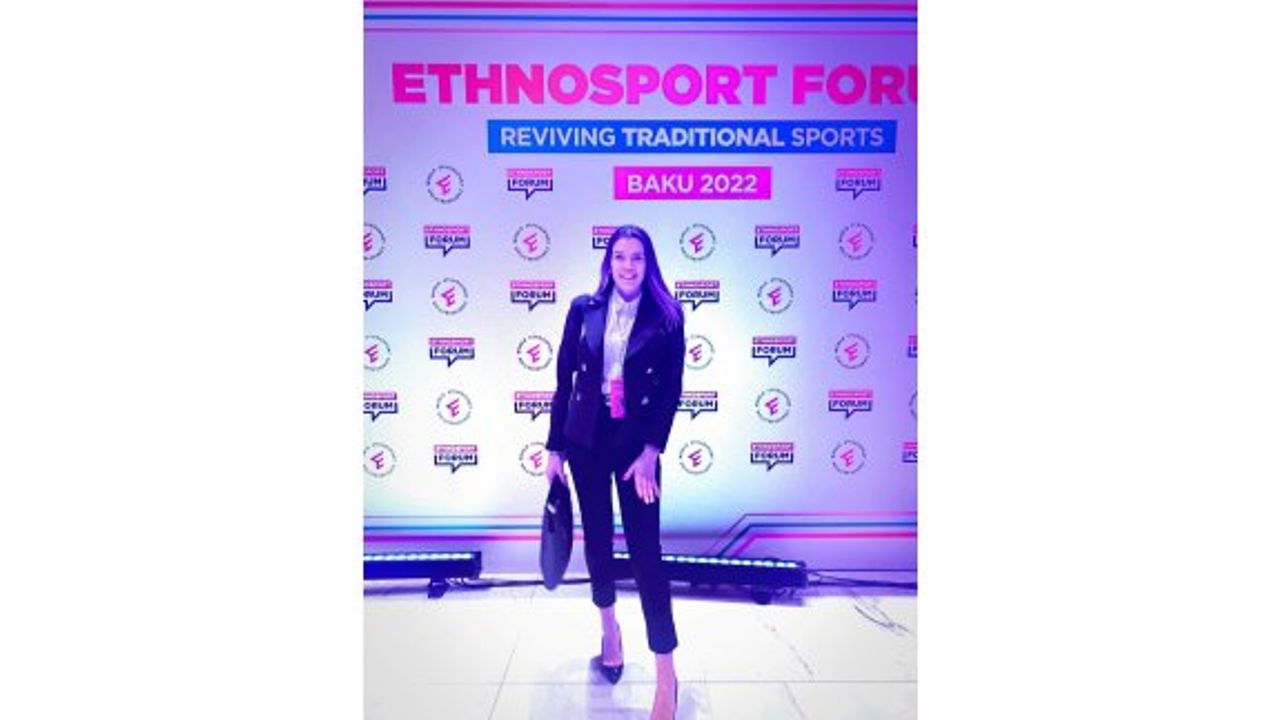 DAÜ Turizm Fakültesi öğrencisi Azebaycan'da foruma katıldı