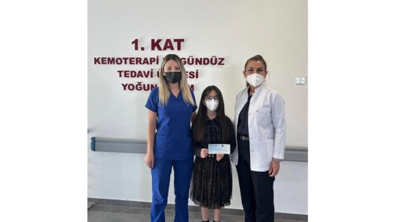 11 yaşındaki Lavin sergi gelirini Onkoloji Merkezi'ne bağışladı