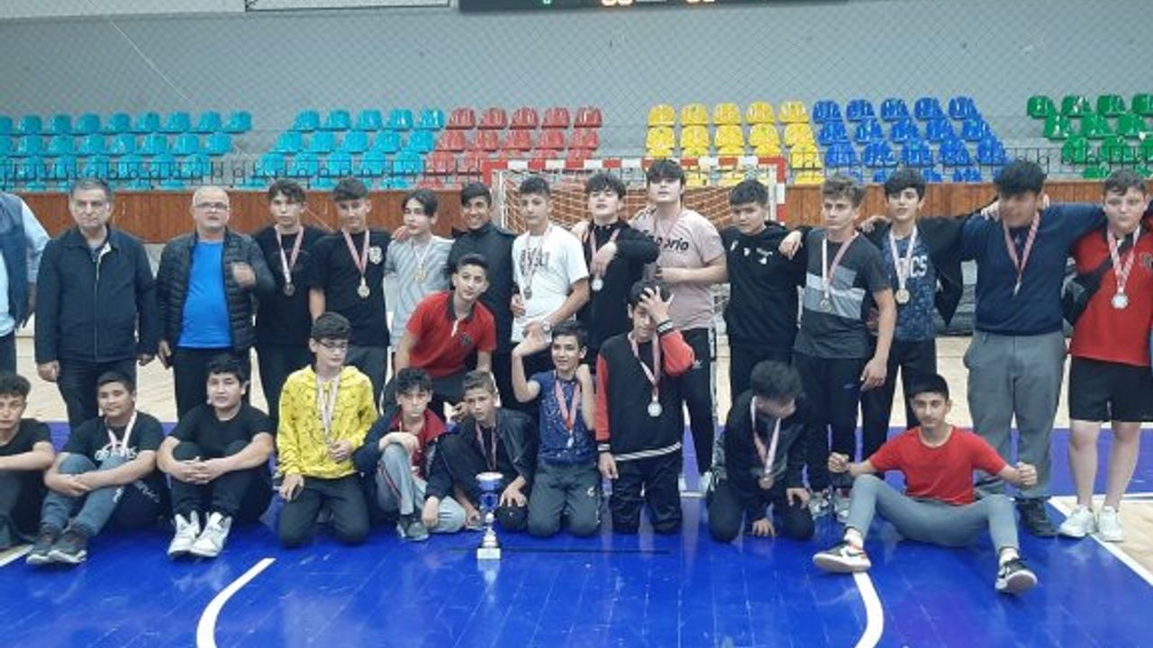 13-14 yaş grekoromen güreşte Bayraktar Ortaokulu şampiyon