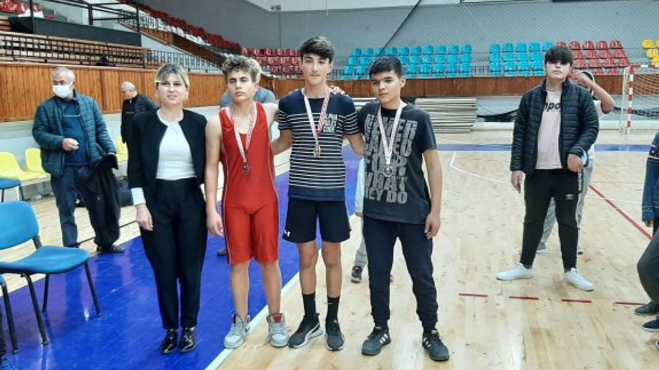 13-14 yaş serbest güreşte Oğuz Veli Ortaokulu şampiyon