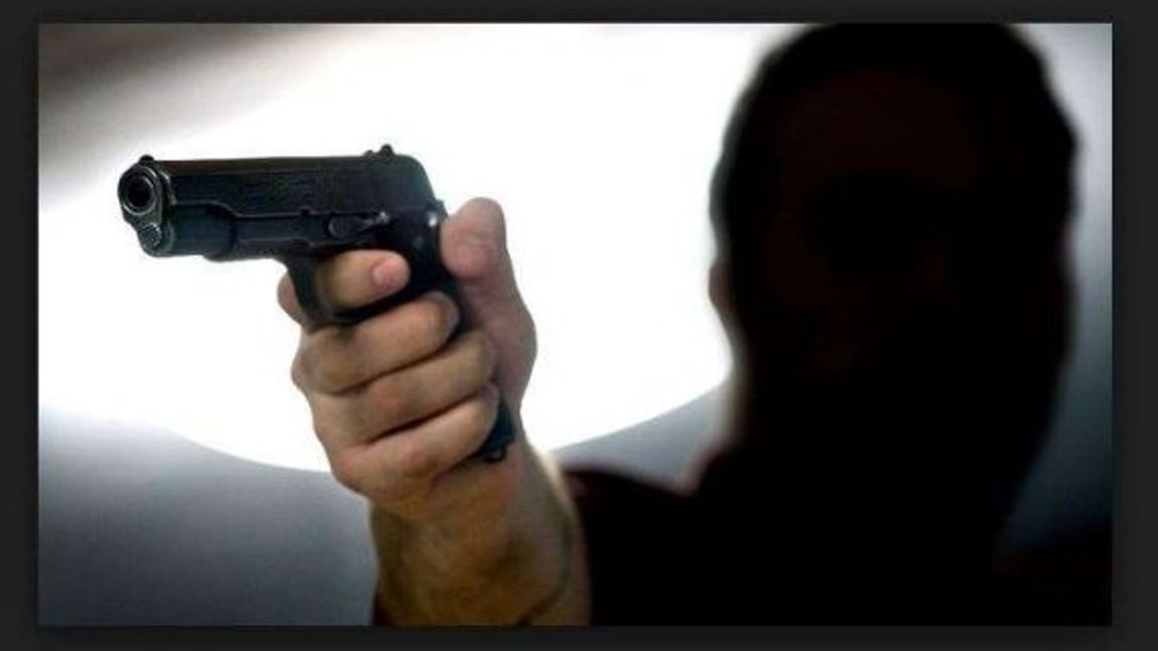 13 yaşındaki çocuğu silah doğrultarak tehdit etti