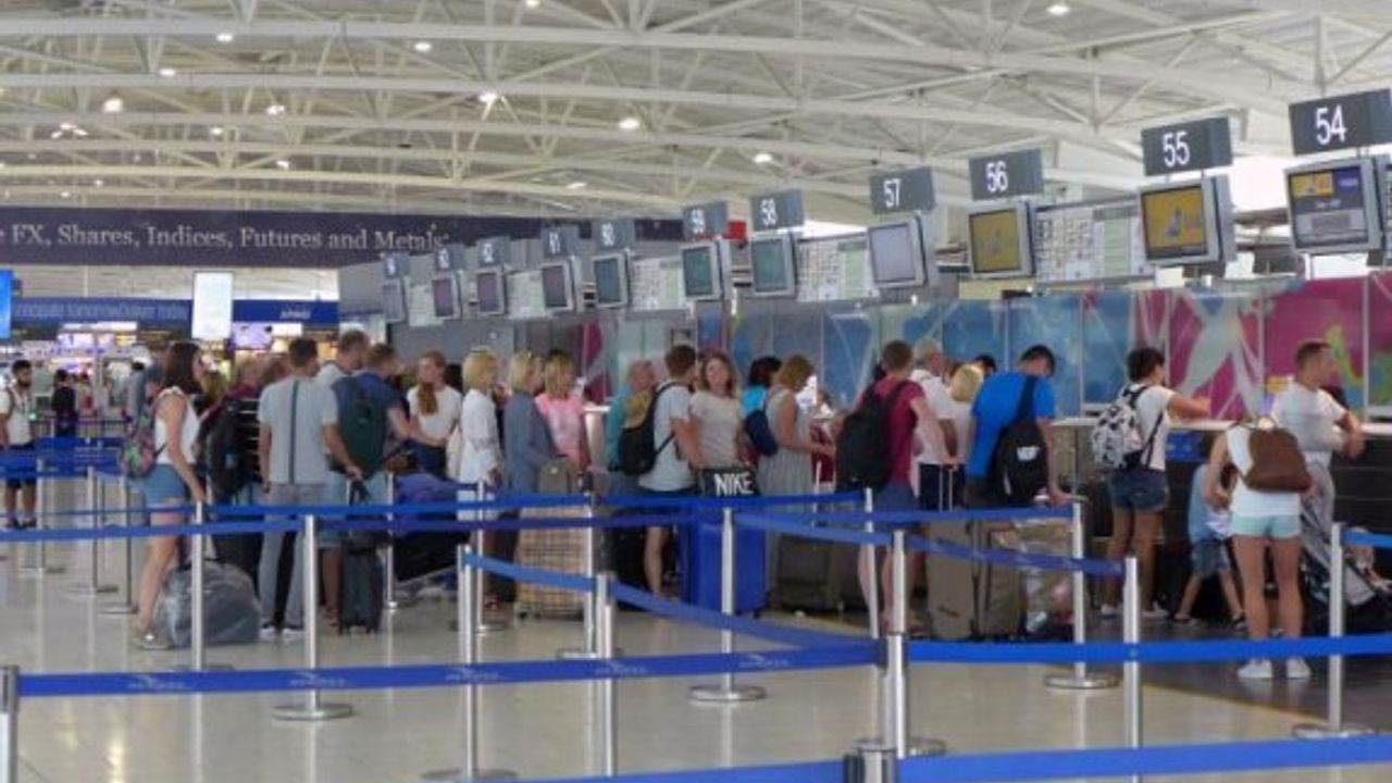 Güney Kıbrıs'ta ilk 4 ayda bir buçuk milyon yolcu uçtu