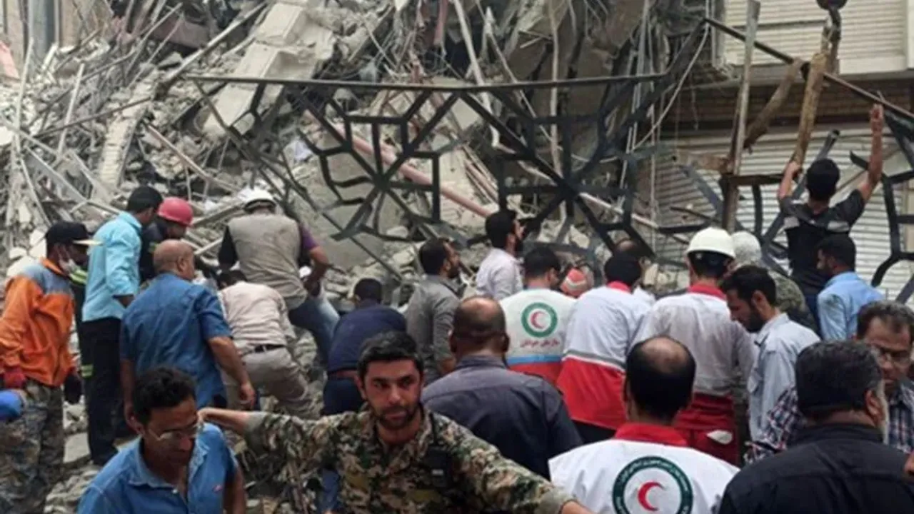 İran'da 10 katlı bina çöktü