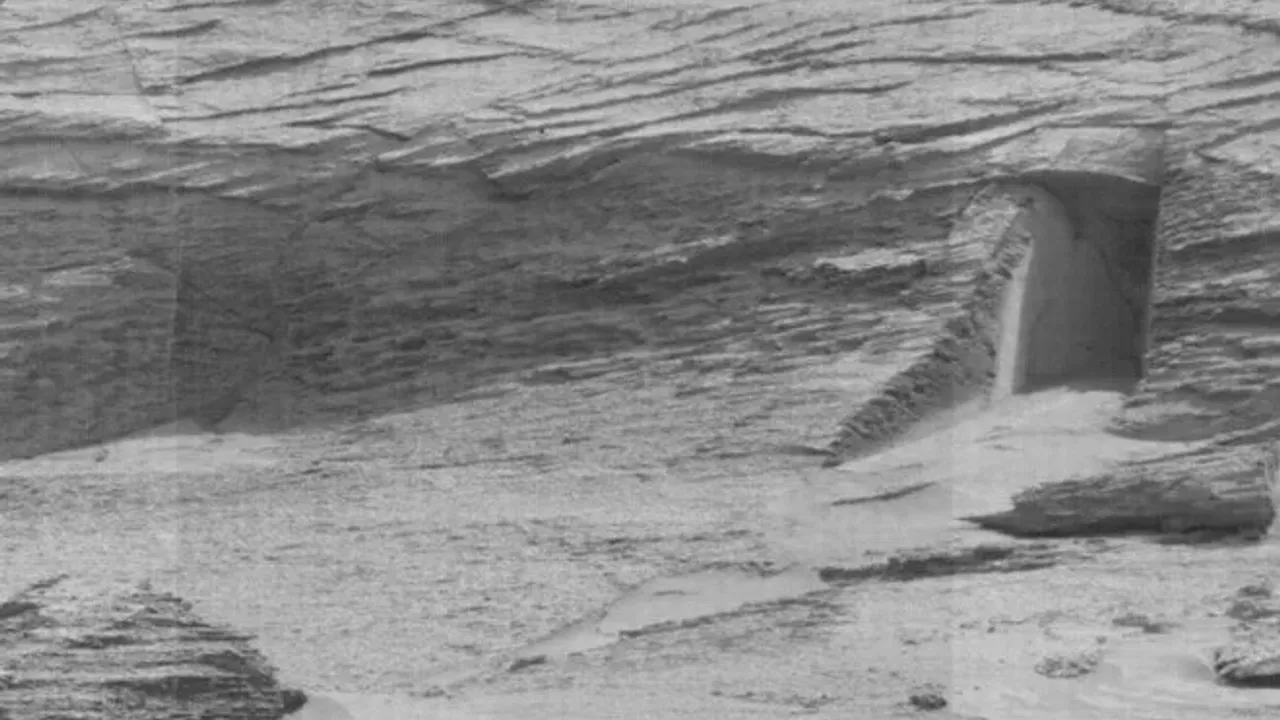 Mars'tan gelen gizemli kapı fotoğrafı