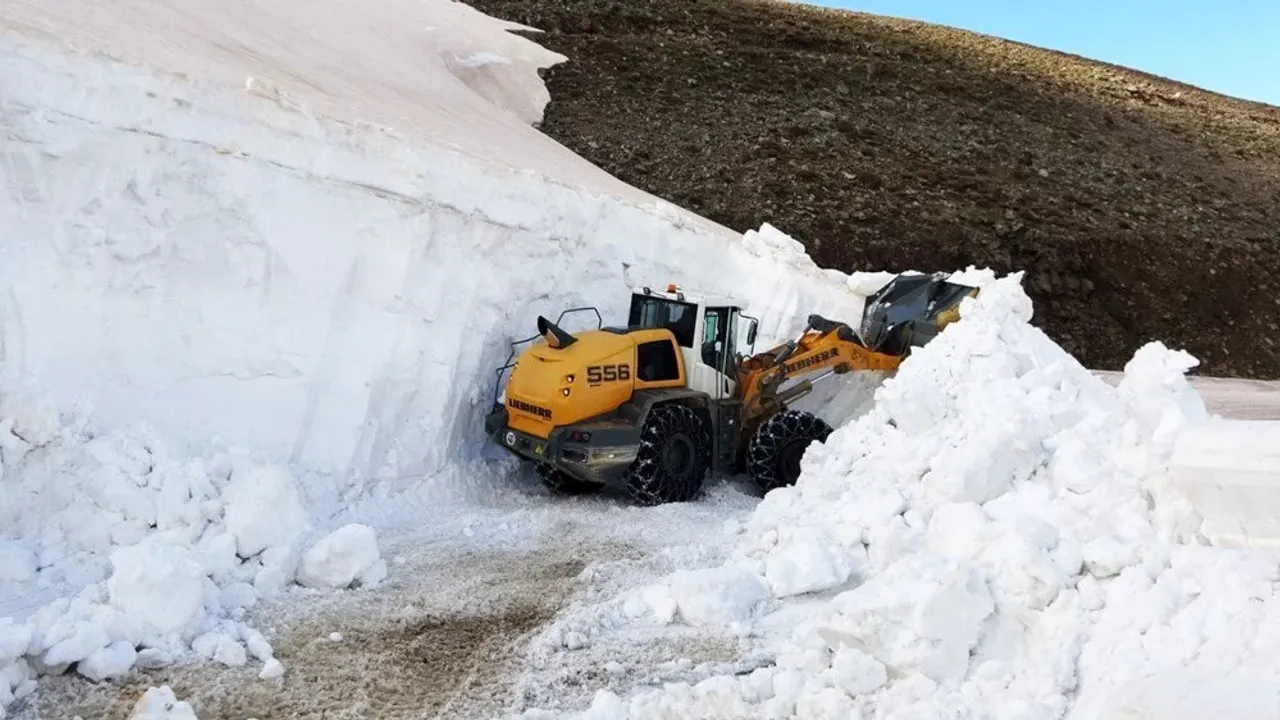 Mayıs ayında 5 metrelik karla mücadele