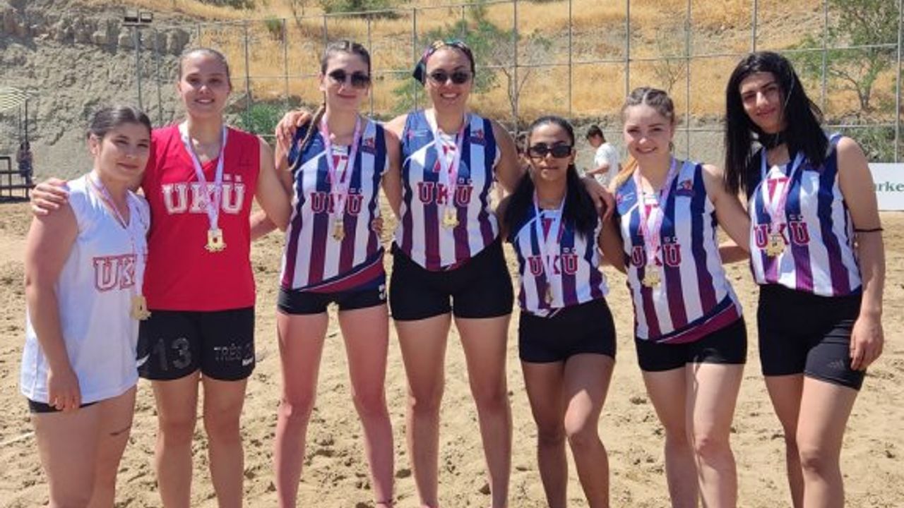Plaj hentbolunun şampiyonları UKÜ ve YDÜ