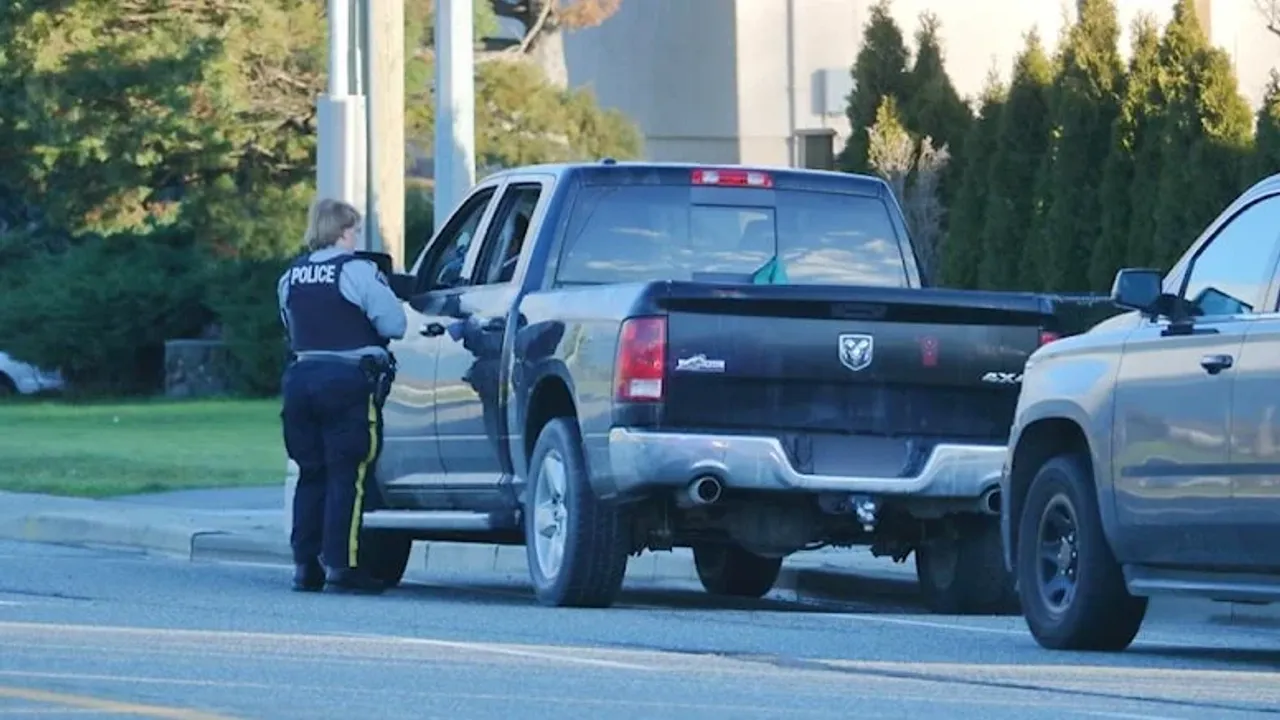 Arabanın arka koltuğunda seks sigorta şirketine patladı: