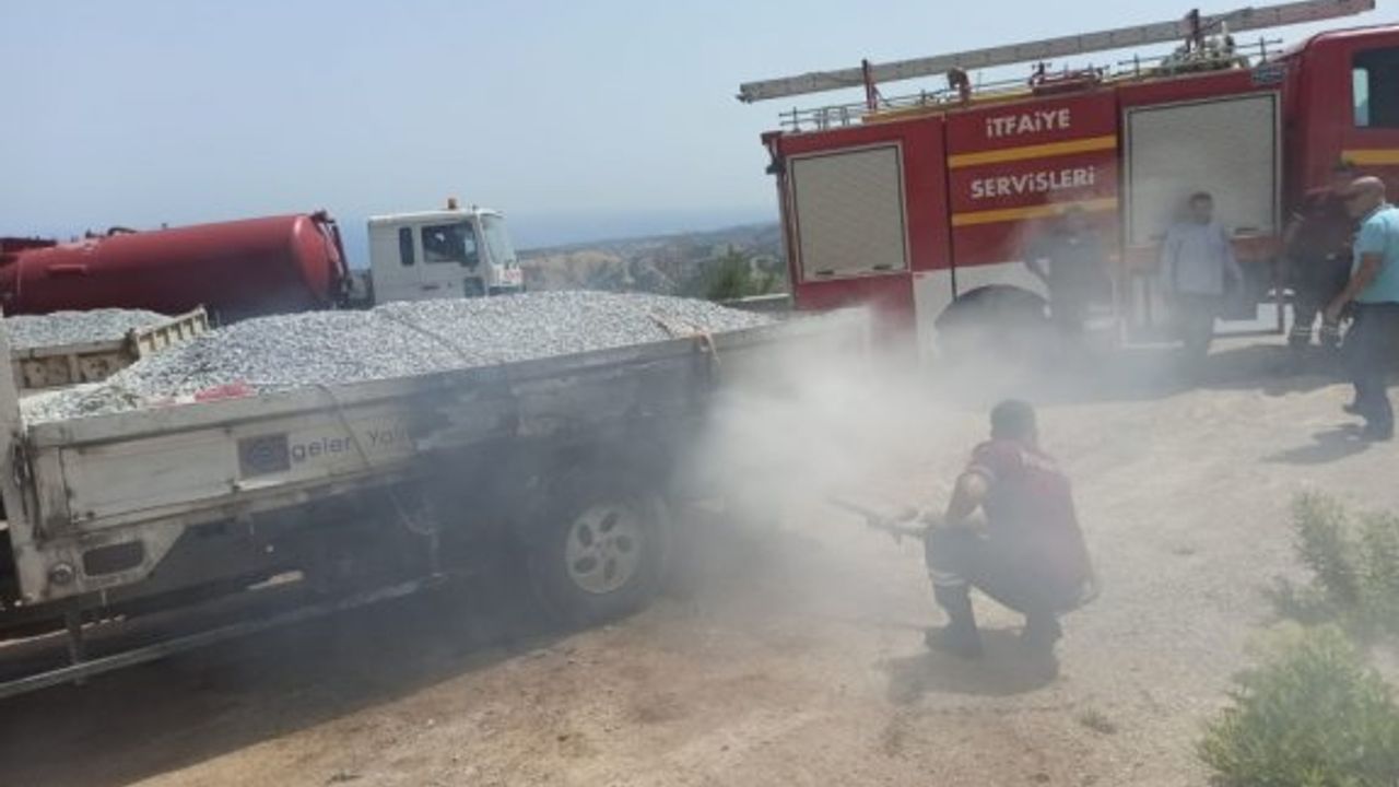 Aşırı çakıl yüklü kamyonet alev aldı