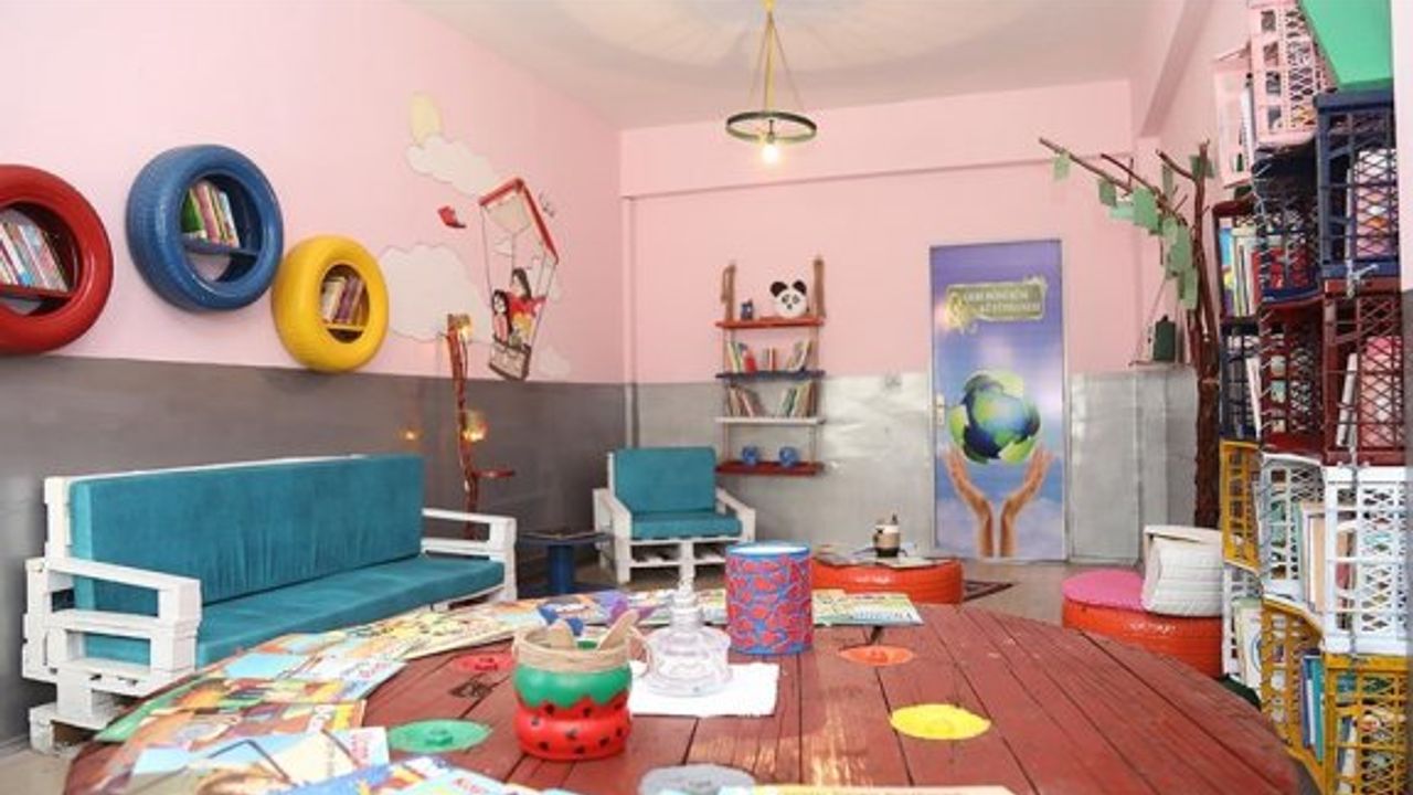 Atık malzemelerle Geri Dönüşüm Kütüphanesi oluşturdular