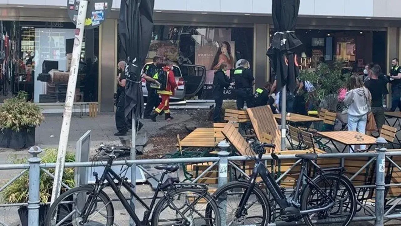 Berlin'in batısında bir araç kalabalığa daldı