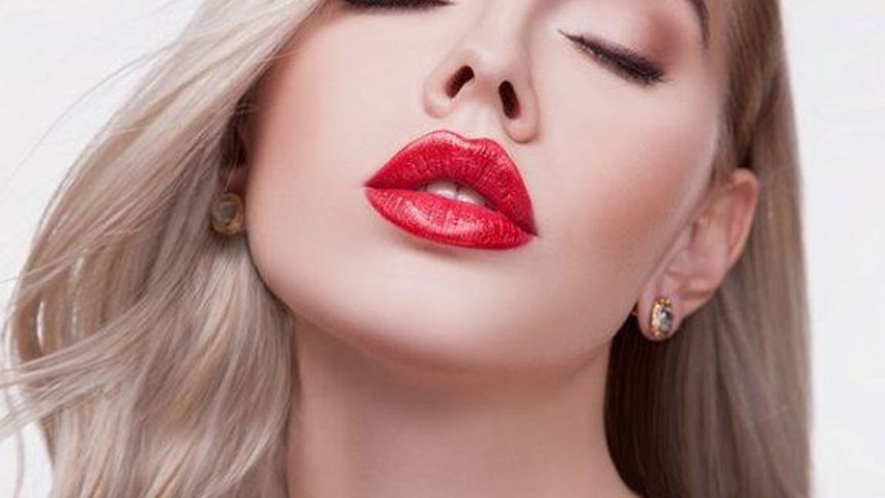 Dudaklarınızı Dolgun Göstermek İçin Bu Hileyi Deneyin