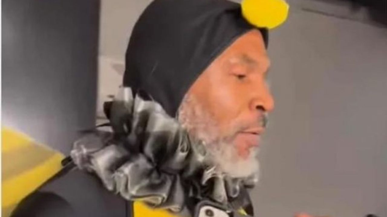 Efsane Boksör Mike Tyson Arı Kostümlü