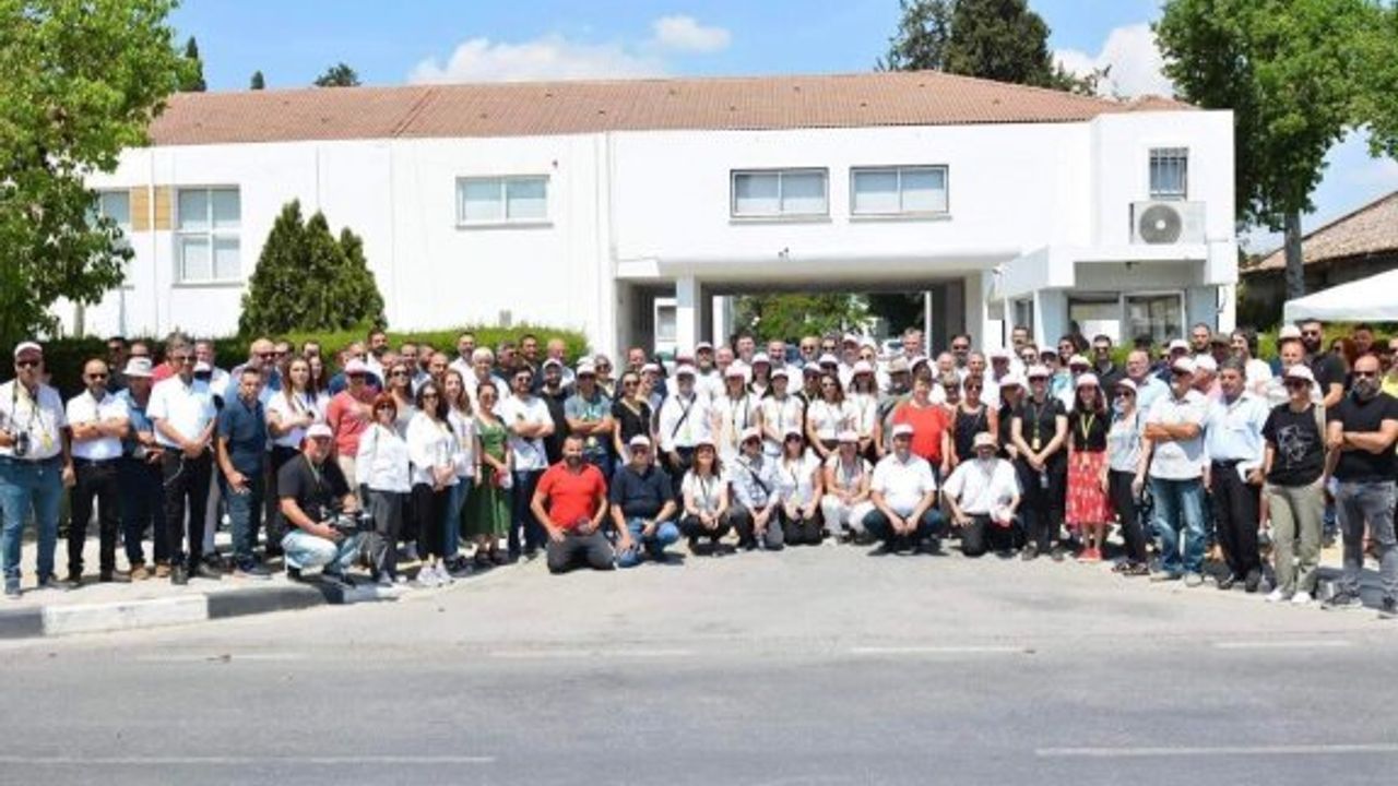 Gazetecilerden Meclis’te siyah bantlı protesto