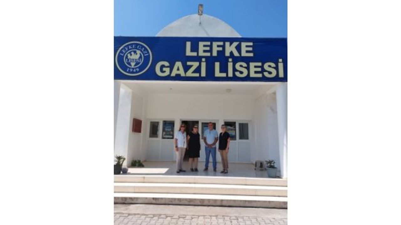 Lefke Gazi Lisesi Kütüphanesi’ne kitap bağışı