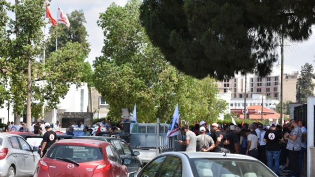 Toplumsal Varoluş Platformu, Meclis önünde araçlı uyarı eylemi yapıyor