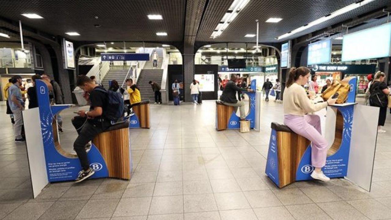 Tren yolcuları pedal çevirerek telefonlarını şarj ediyor