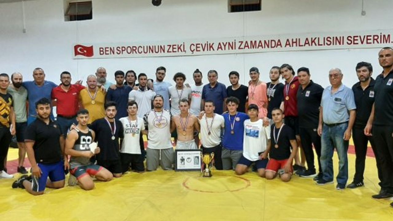 Şehit güreşçiler anıldı, YDÜ şampiyonu oldu