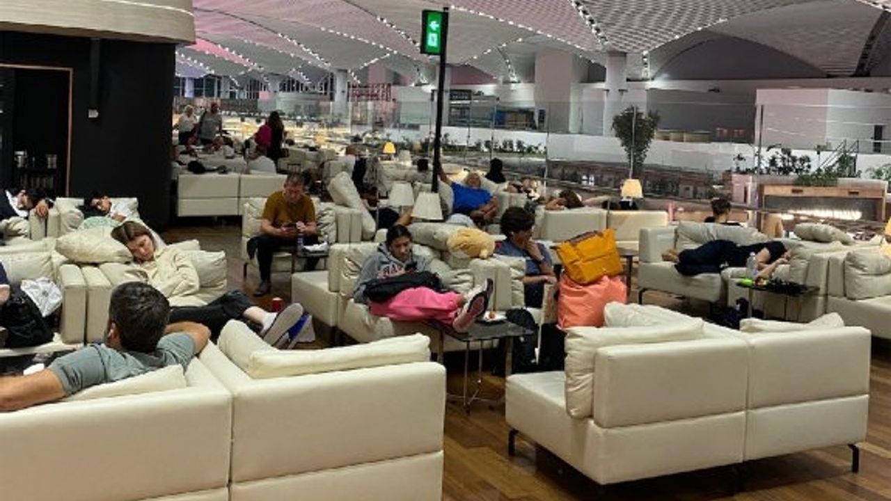 "THY İstanbul Havalimanındaki devasa bekleme alanı evsizler barınağı gibi"