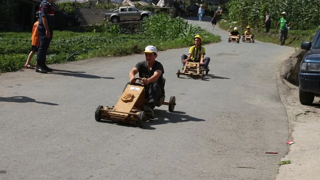 Rize'de tahta arabalar "Laz Ralli"de yarıştı