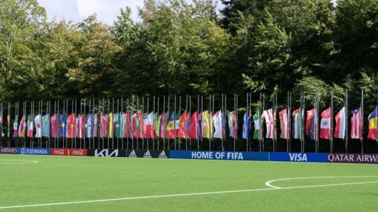 Endonezya’daki stadyum felaketi sonrası FIFA merkezinde bayraklar yarıya indirildi