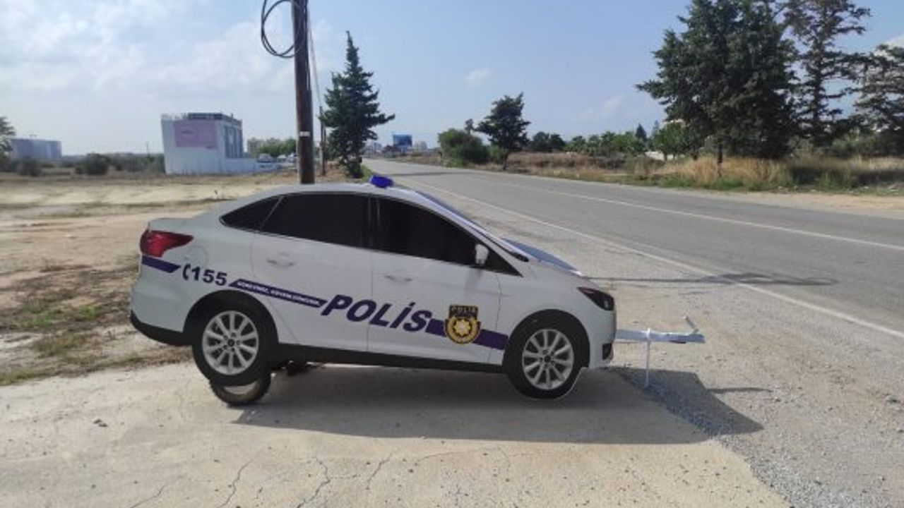 Trafikte caydırıcılık için maket polis arabası dönemi
