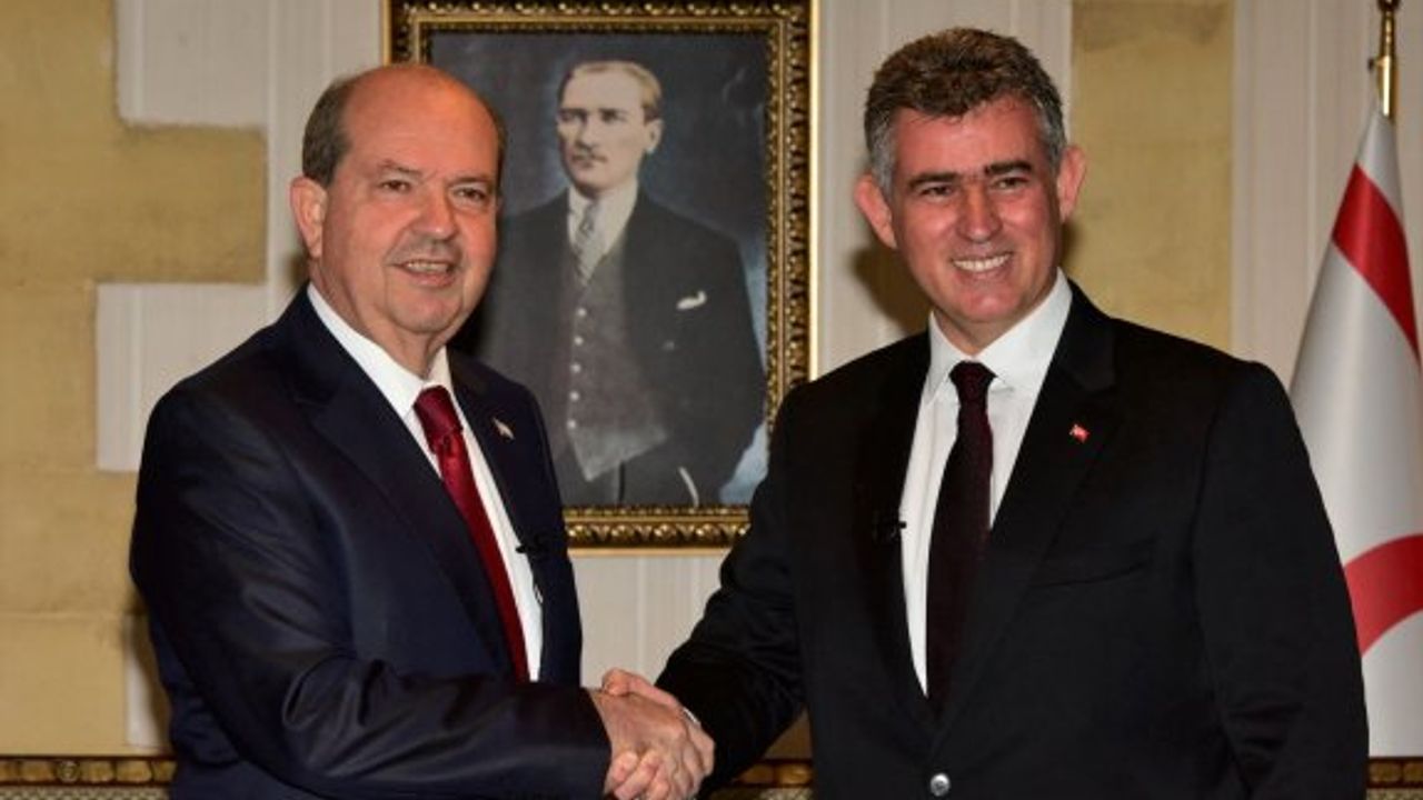 TC Lefkoşa Büyükelçisi Feyzioğlu, Cumhurbaşkanı Tatar’a güven mektubunu sundu