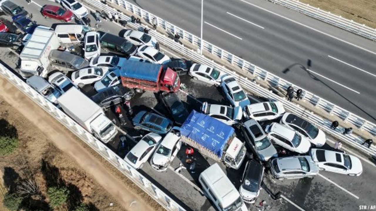 200'den fazla araç birbirine girdi