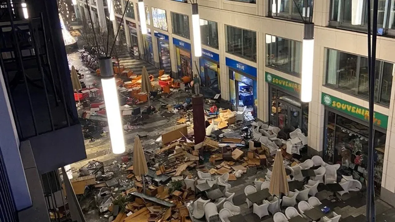 Almanya'da dev akvaryum patladı ortalık savaş alanına döndü