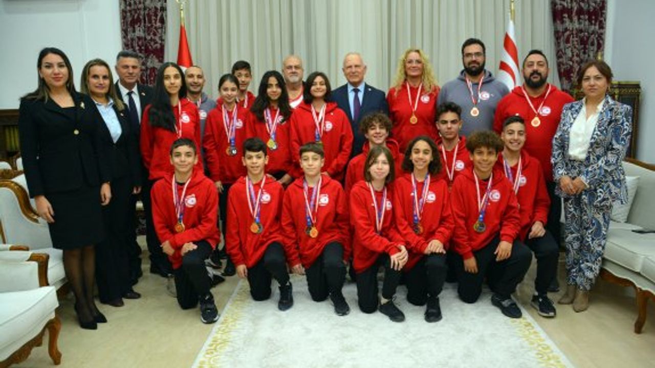 Töre, başarılı yüzücüleri kabul etti