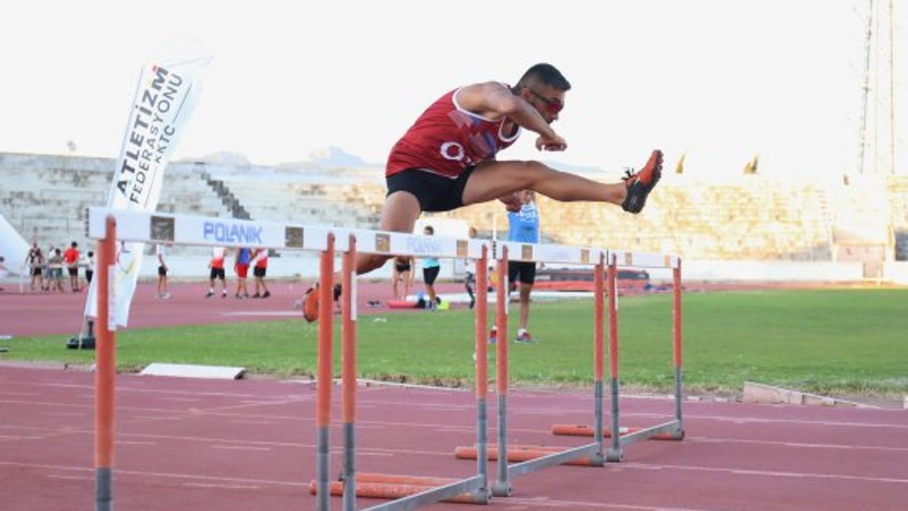 Atletizmde Atlamalar, Atmalar ve Sprint Şampiyonası düzenleniyor