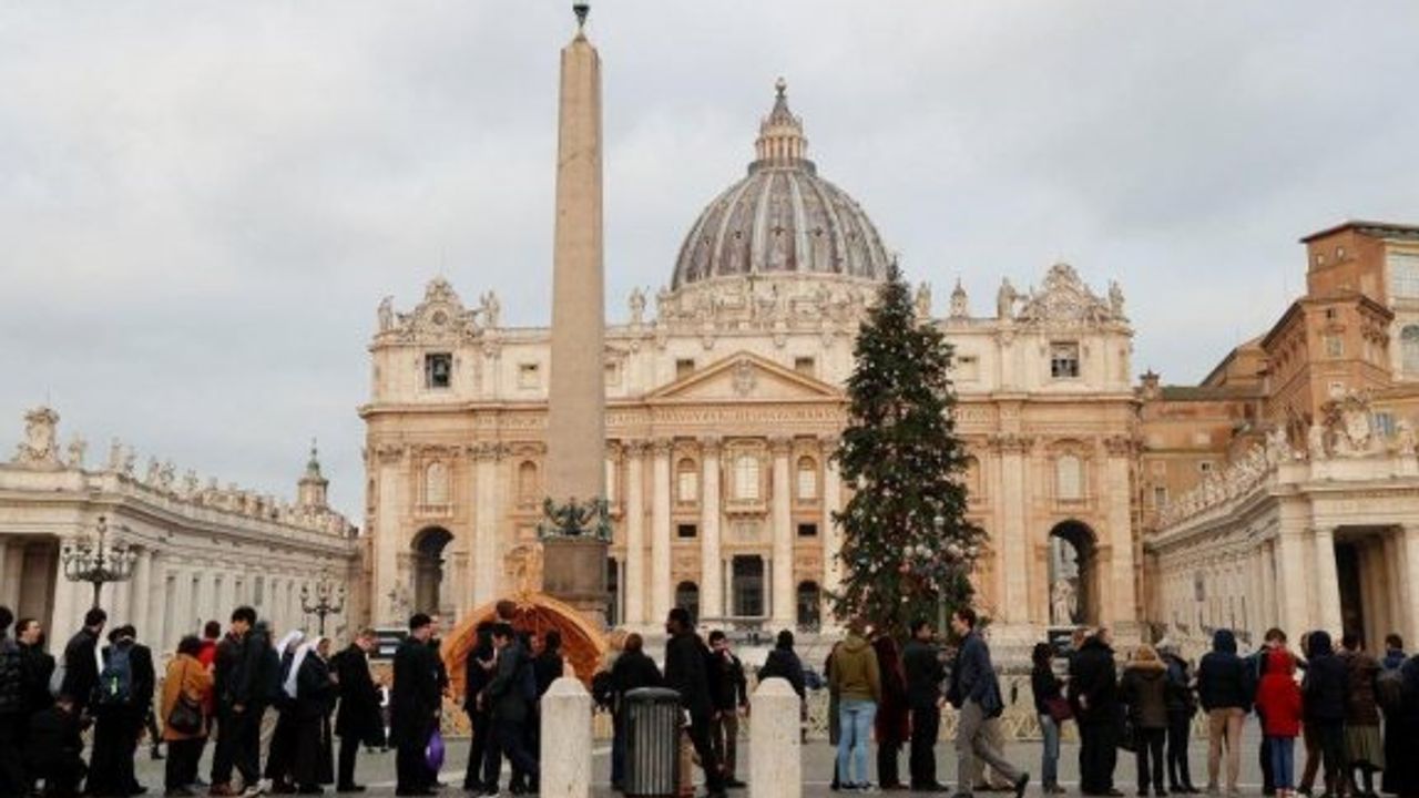 Eski Papa 16. Benedictus’un naaşını Vatikan’da on binlerce kişinin ziyaret etmesi bekleniyor