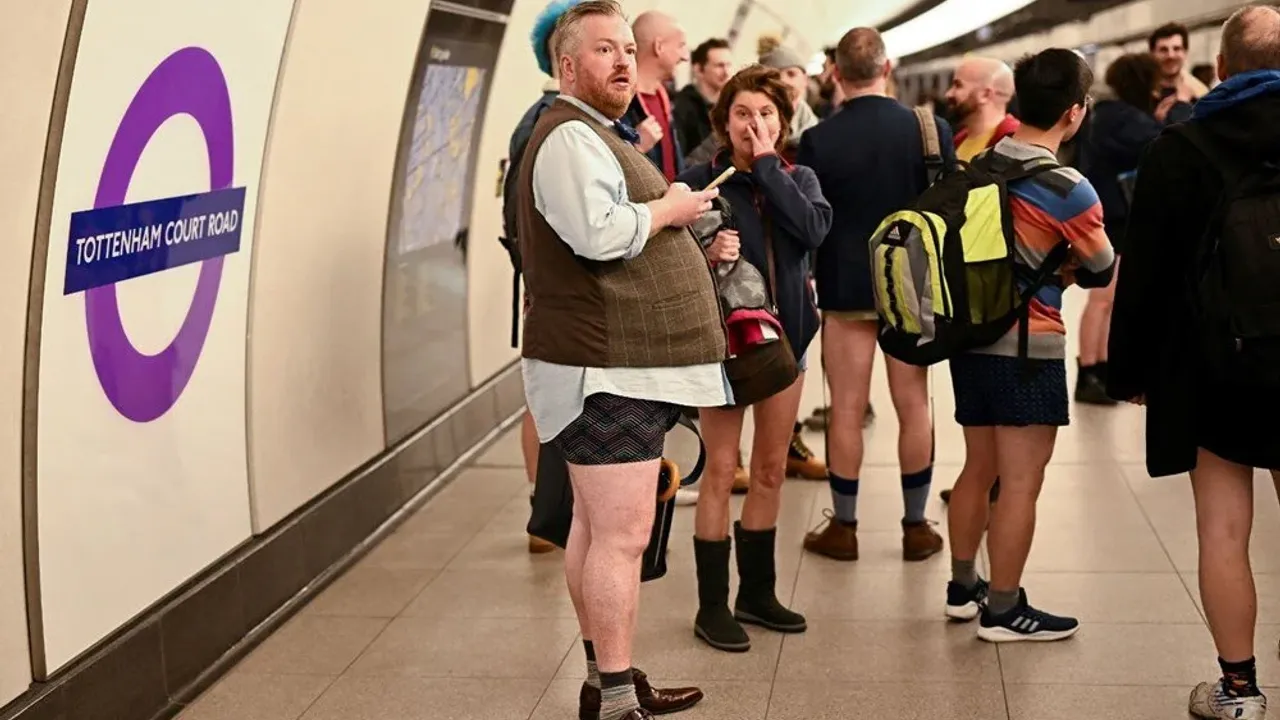 Londra'da 'Pantolonsuz Metro Günü' eğlencesi