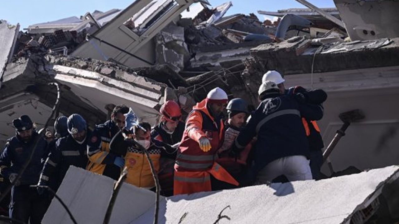 Adıyaman'da, afetin 128. saatinde bir kişi enkazdan sağ çıkarıldı