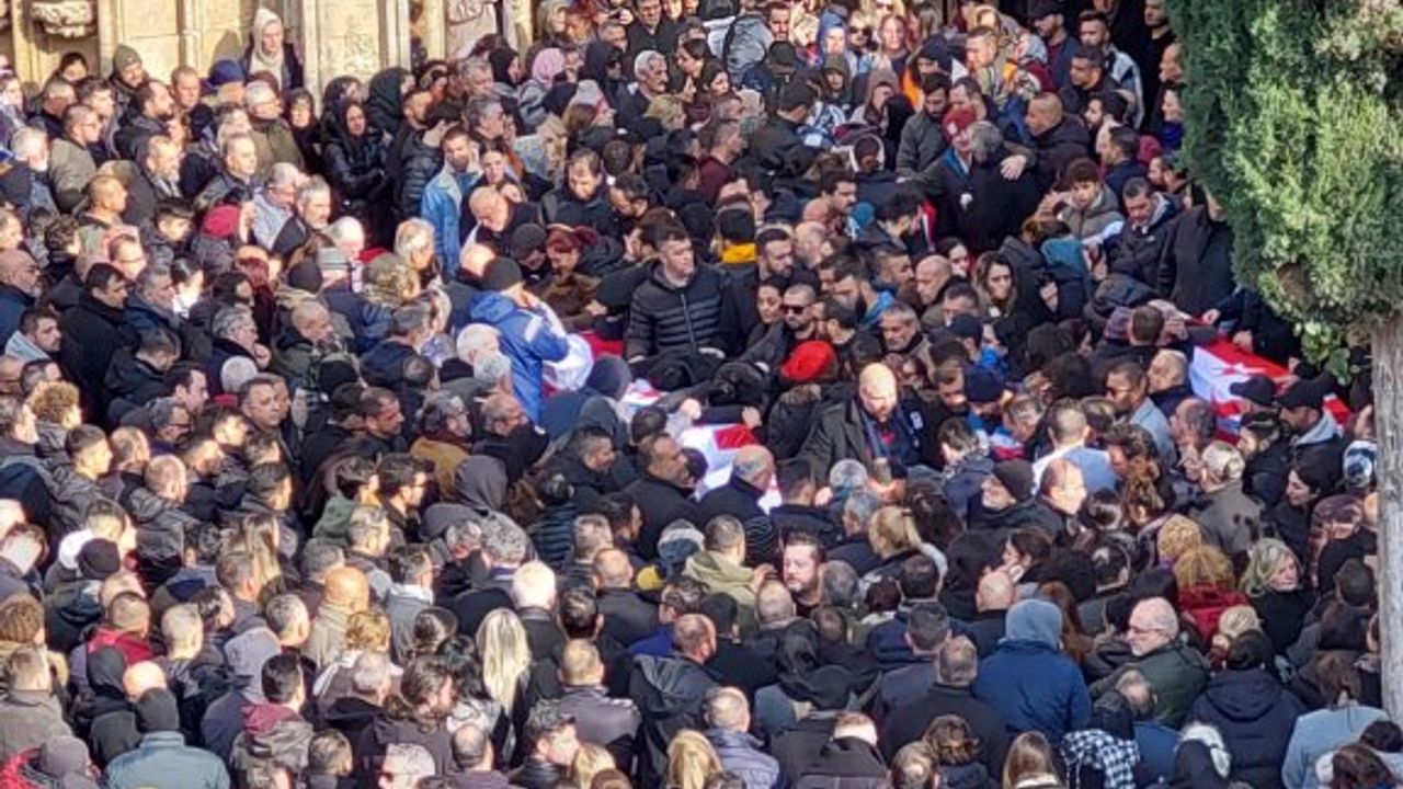 Adıyaman’da hayatını kaybeden öğretmen ve 5 öğrencisi son yolculuklarına uğurlandı