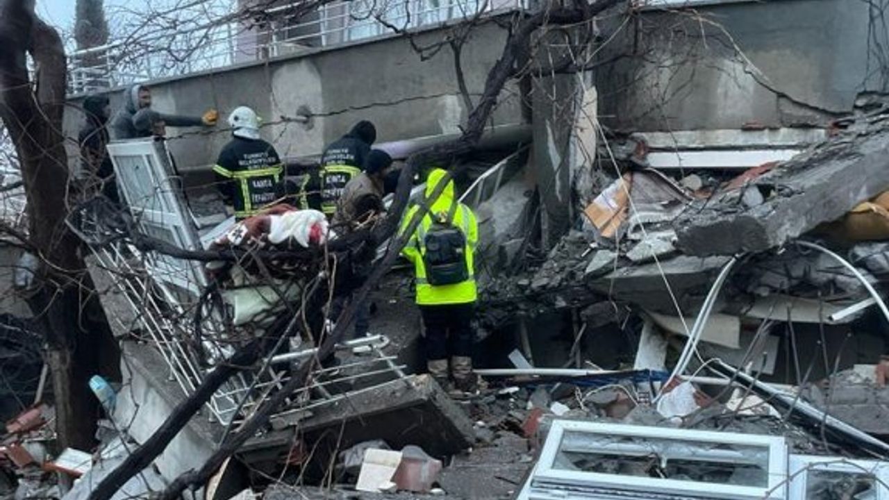 Azerbaycan, deprem nedeniyle Türkiye'ye 370 kişilik arama kurtarma ekibi gönderecek