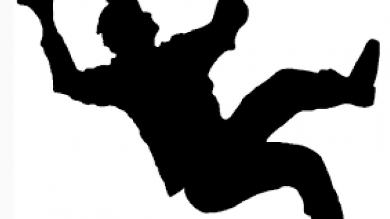 Balkondan evine girmeye çalışırken düşerek öldü