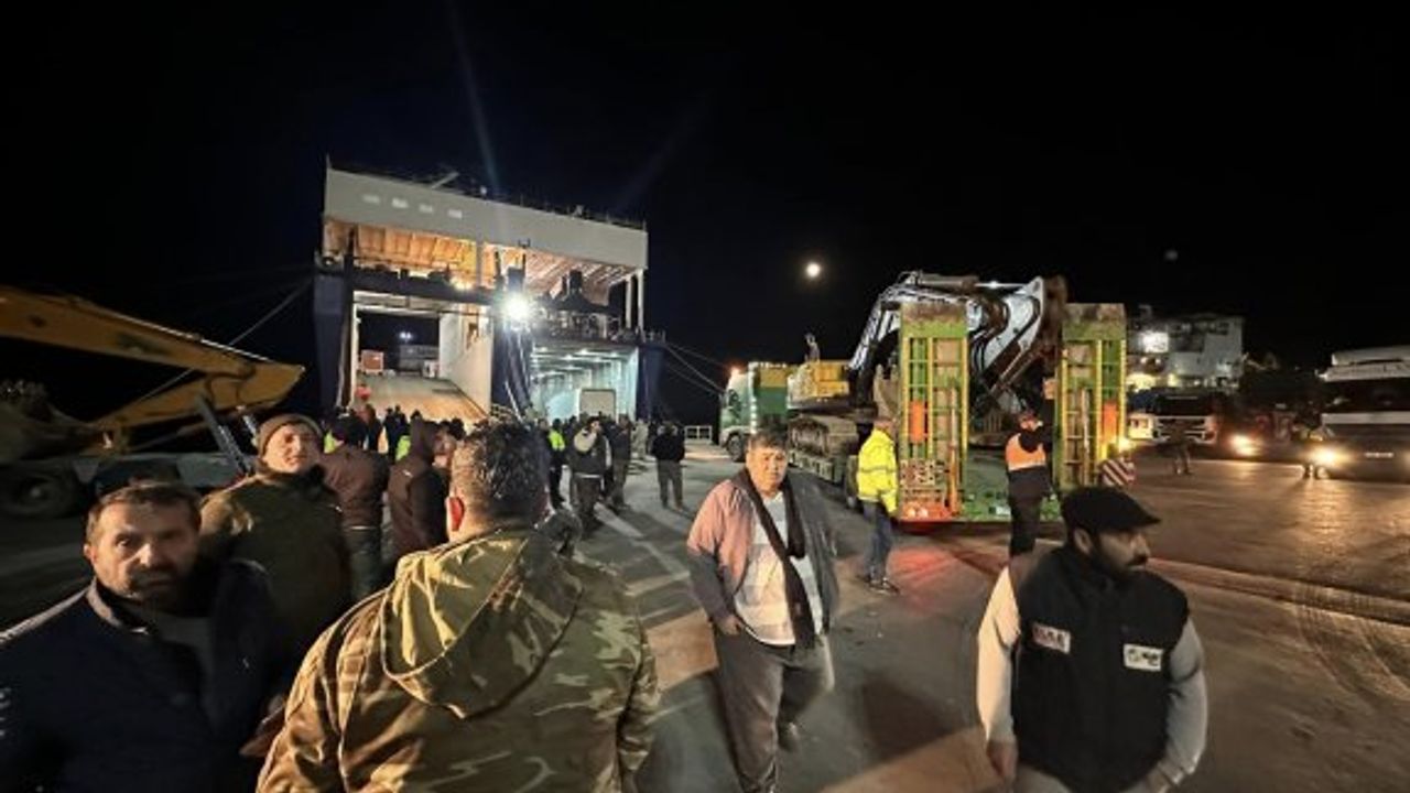 Bazı belediye başkanları iş araçlarıyla birlikte deprem bölgesine gitmek için gemi ile yola çıktı