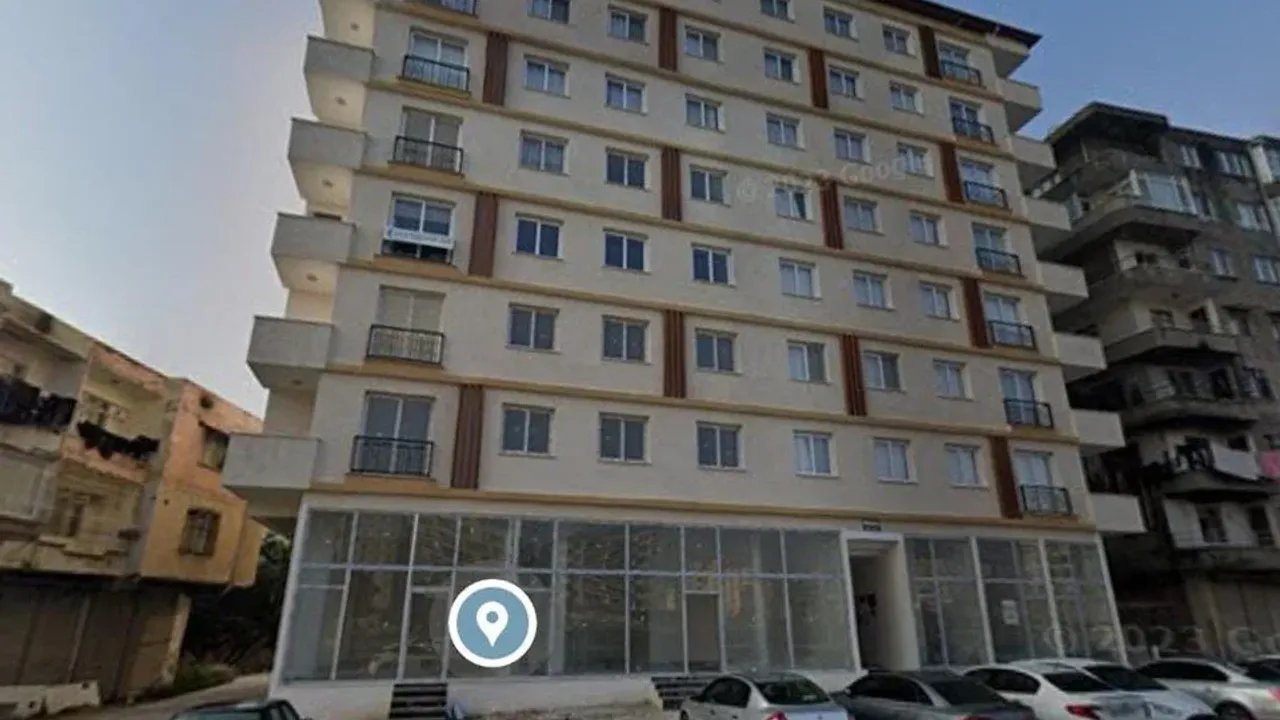 Bir yıl önce yapılan bina enkaz oldu