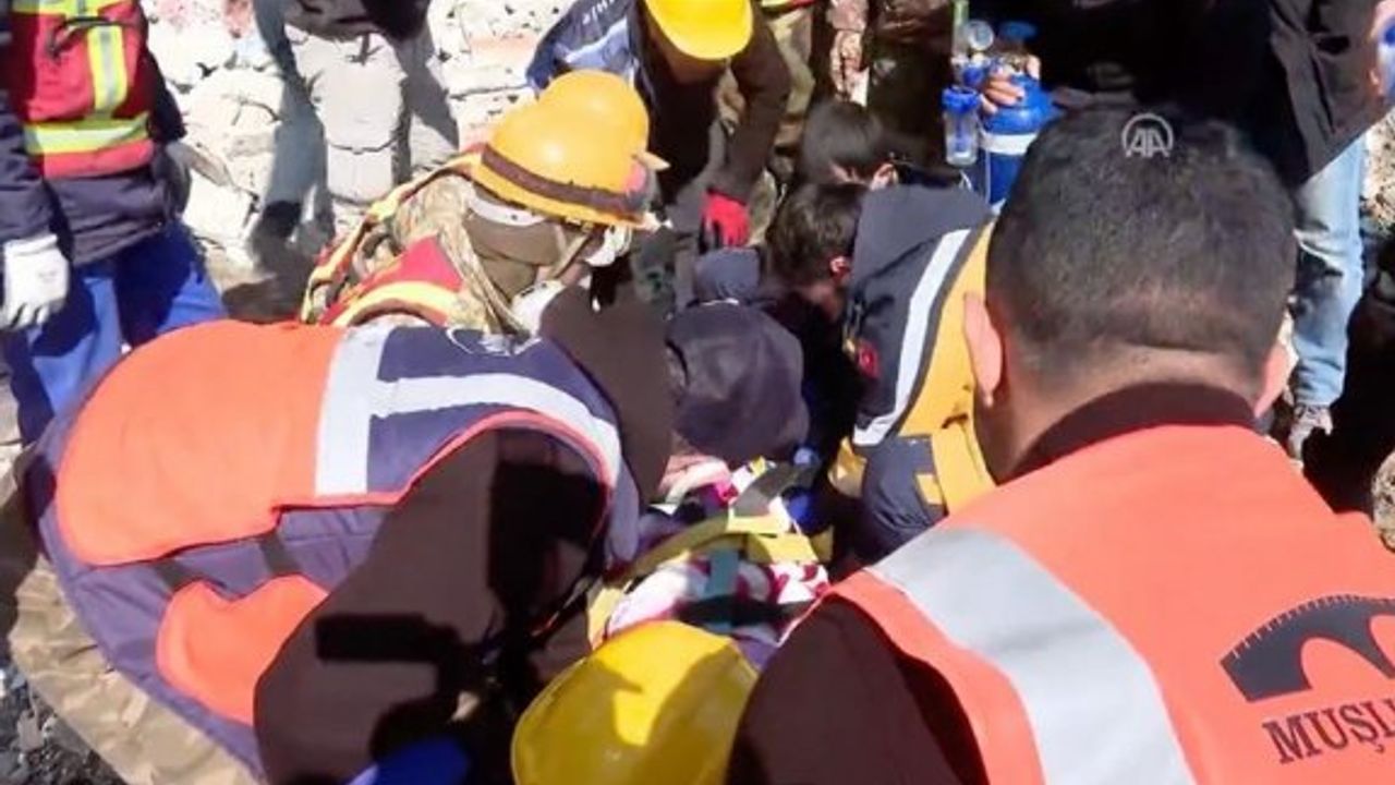 Biri çocuk 3 kişi depremin 296. saatinde kurtarıldı