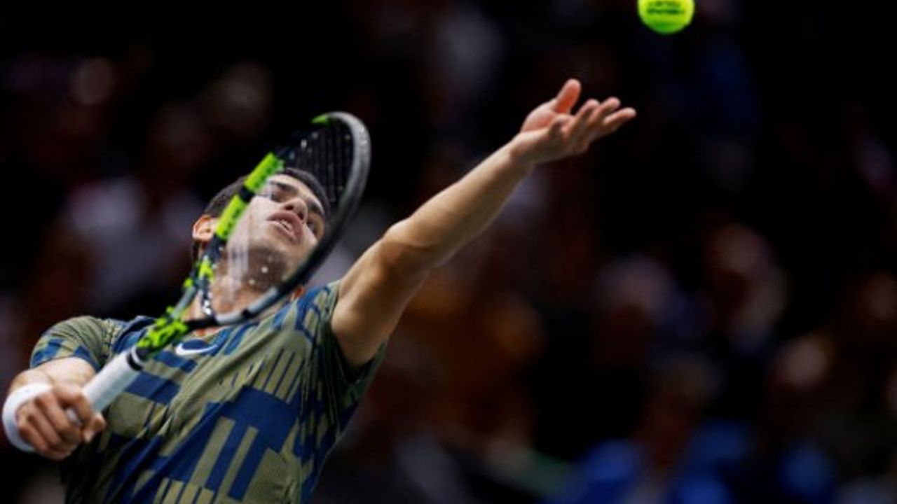 Carlos Alcaraz kortlara galibiyetle döndü