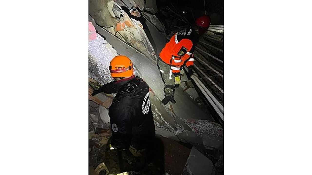 Çavuşoğlu: “İsias Hotel’de gece boyunca yapılan çalışmalarda 10 cansız bedene ulaşıldı, çalışmalar hızlandı”