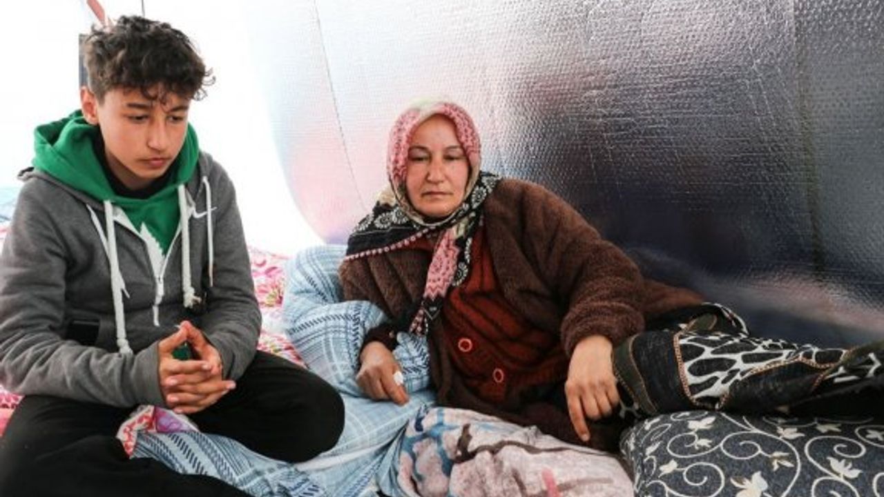 Depremde kendini eşi ve çocuklarına siper etti