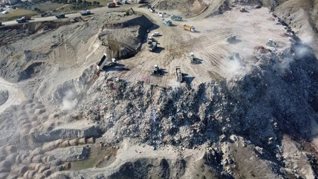 Depremde yıkılan binaların toplandığı enkaz alanı "dağ" gibi yükseliyor