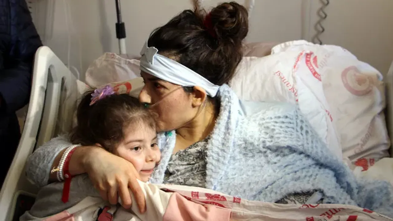 Depremden 17 gün sonra annesiyle buluştu