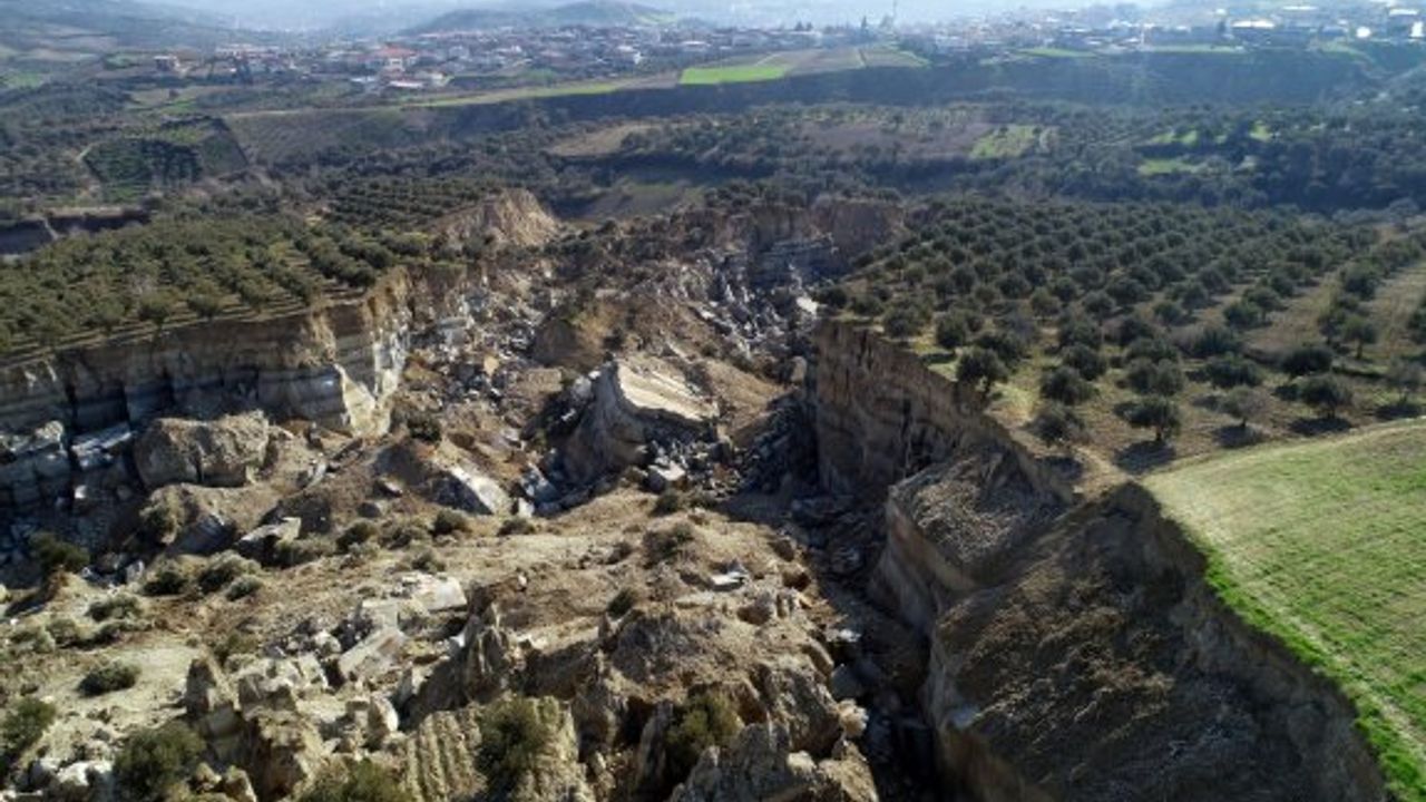 Depremin büyüklüğünü gözler önüne seren fotoğraf