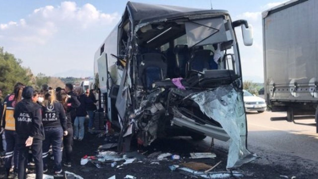 Depremzede öğrencileri taşıyan otobüs kaza yaptı: 2 ölü, 6 yaralı