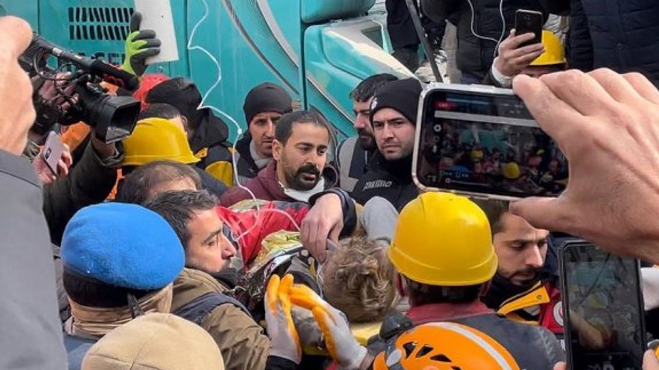 Diyarbakır'da yıkılan binanın enkazından 81 saat sonra bir çocuk kurtarıldı