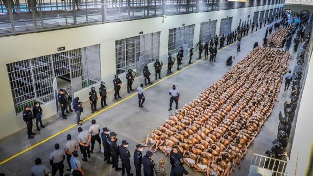 El Salvador'da  2 bin çete üyesi nakledildi