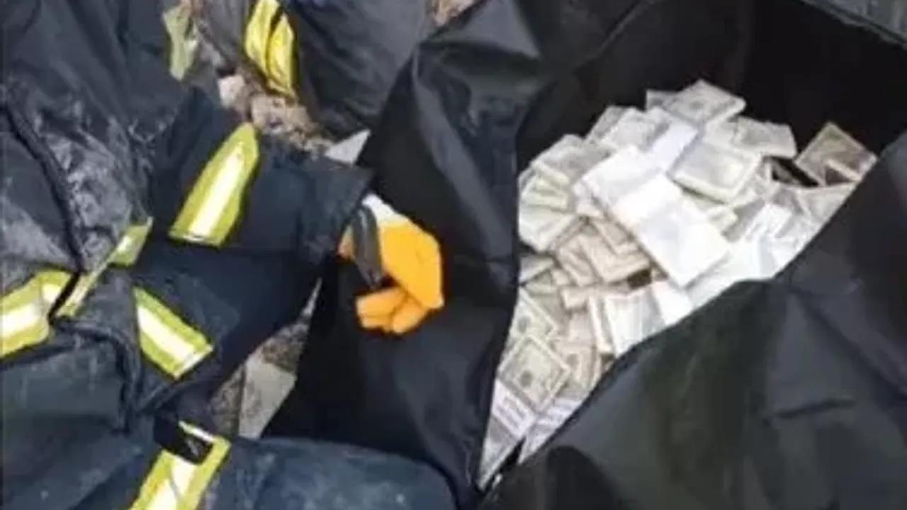 Enkaz altında 2 milyon dolar buldular